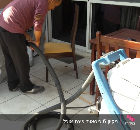 אדם משתמש בשואב אבק לניקוי רצפה